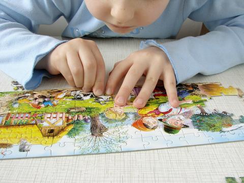 Dítě skládající puzzle Dítě skládající puzzle