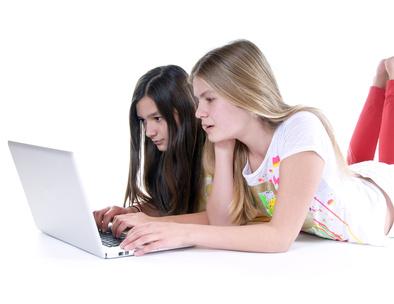 Dvě dívky se dívají do počítače