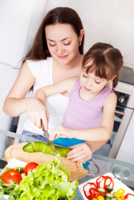 Matka učí dceru vařit