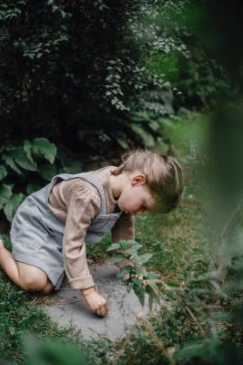 Dívka píše křídou na kámen