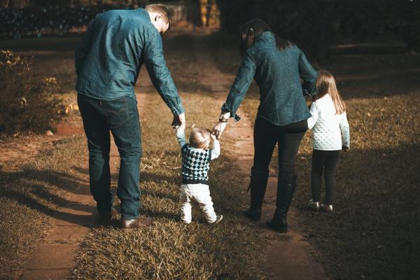 Rodiče vedou děti na procházku