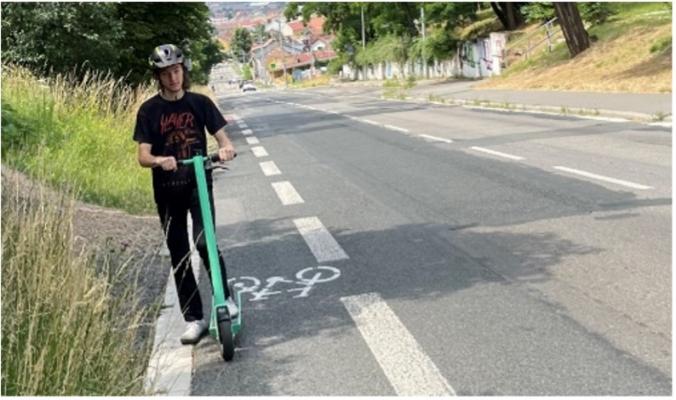 Dítě na koloběžce