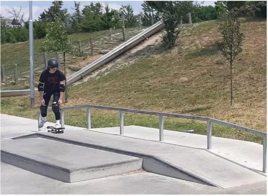 Chlapec na skateboardu