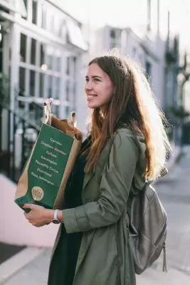 Mladá dívka nese nákup