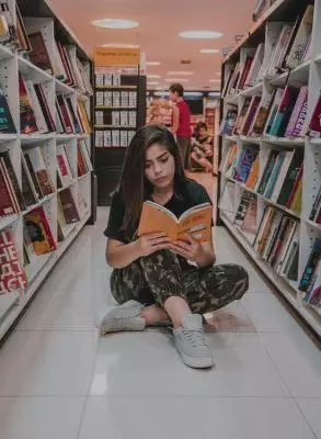 Dívka studuje knihu