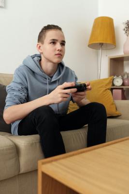 dítě hrající počítačovou hru