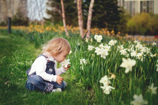 Dítě čichá ke květině