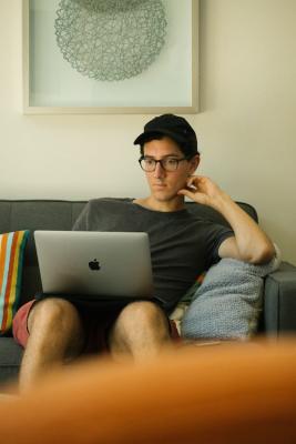 Mladý muž pracuje na počítači