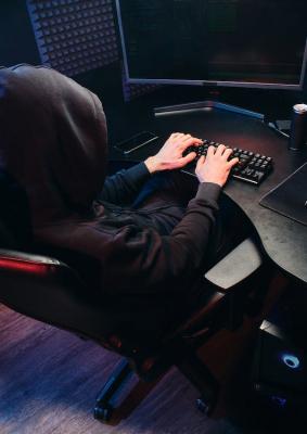 Mladý muž sedí u počítače