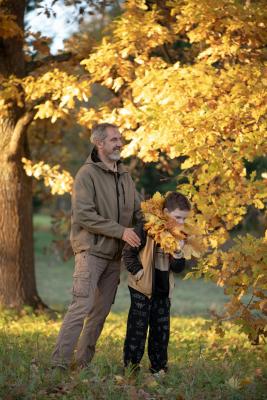 Chlapec s tátou v lese