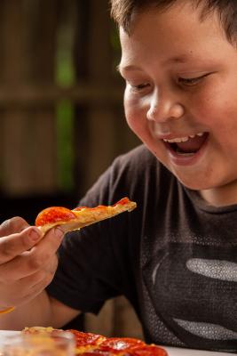 Chlapec se živí pizzou