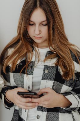 Dívka píše na mobilu