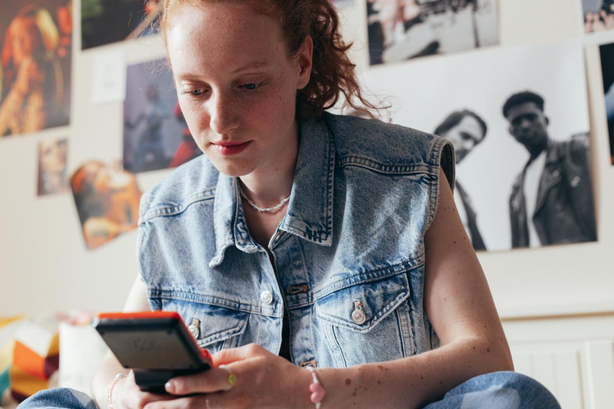 Dívka pracuje na mobilu