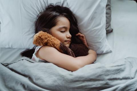 Dívka spí s plyšákem