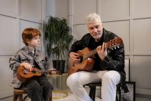 Chlapec s učitelem hrají na kytaru