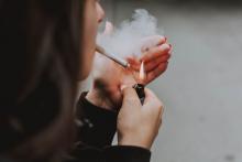 Dívka kouří cigaretu
