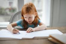 dívka si kreslí