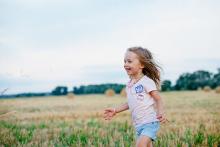 Dívka běží loukou