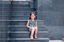 Dívka sedí na schodech