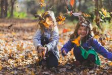 Děti si hrají v listí