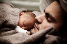 spící otec a dítě