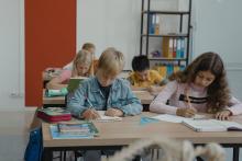 Děti sedí ve třídě v lavicích Děti sedí ve třídě v lavicích