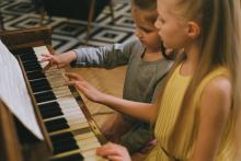 dívky u klavíru