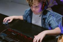 Chlapec hraje na počítači