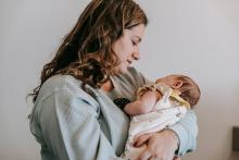Matka drží dítě v náručí