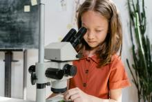 dívka s mikroskopem