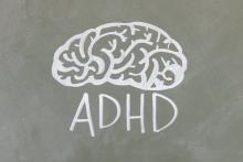 Nakreslený mozek a nápis ADHD
