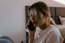 Zbitá žena telefonuje