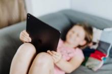 Dívka se dívá na tablet
