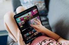 Dívka se dívá na tablet