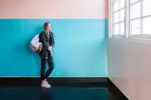 Mladá dívka se opírá o zeď Mladá dívka se opírá o zeď