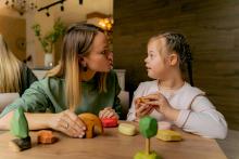 Žena si hraje s dívkou s Downovým syndromem