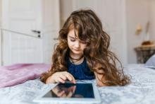 Dívka pracuje na tabletu