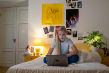 Dospívající dívka pracuje na počítači
