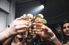 Přípitek s alkoholem