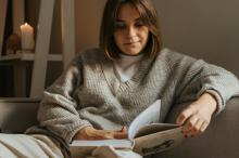 žena s knihou žena s knihou