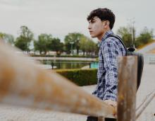 zamyšlený mladý muž na ulici