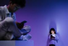 děti s mobilními telefony