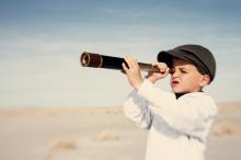 chlapec s dalekohledem