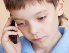 chlapec telefonuje