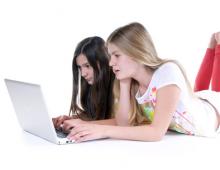 dívky s laptopem