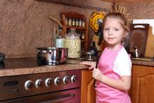dívka v kuchyni