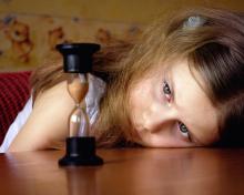 dívka a přesýpací hodiny