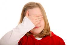 Dívka si zakrývá oči