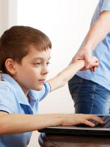 chlapec tahaný od laptopu