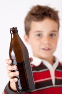 chlapec s lahví